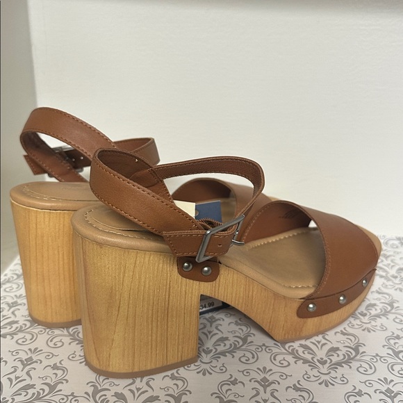 Universal Thread Brown Wedges - Picture 2 of 5